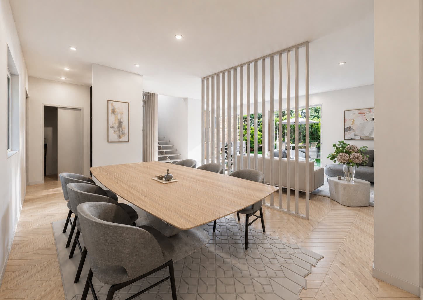 Salle à manger de la villa B, grande table en bois et claustra filtrant la lumière